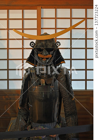 現存宇和島城天守閣內陳列著精美的武士盔甲和頭盔。 現存宇和島城天守閣內陳列著精美的武士盔甲和頭盔。 137723224