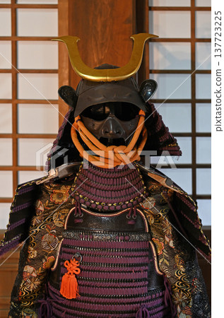 現存宇和島城天守閣內陳列著精美的武士盔甲和頭盔。 現存宇和島城天守閣內陳列著精美的武士盔甲和頭盔。 137723225