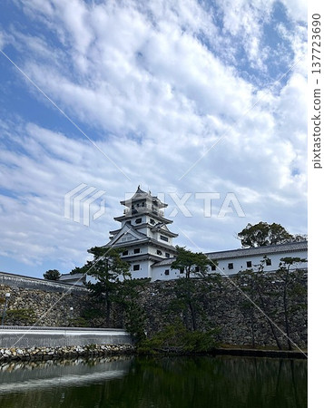 從護城河水面和石牆對面眺望今治城的天守閣。 從護城河水面和石牆對面眺望今治城的天守閣。 137723690