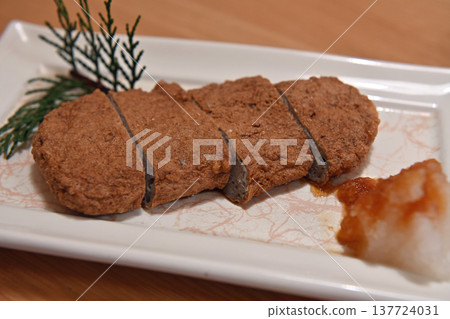 當地特色菜,以宇和島著名的炸魚餅(jakoten)為特色,配以磨碎的白蘿蔔。 當地特色菜,以宇和島著名的炸魚餅(jakoten)為特色,配以磨碎的白蘿蔔。 137724031
