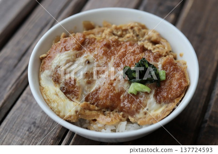 豬排飯配半熟蛋 137724593