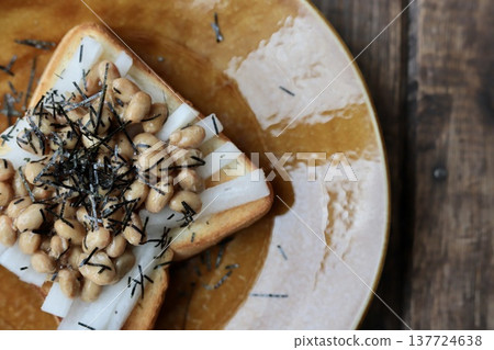 納豆吐司佐醃蘿蔔和海藻，用方形麵包製作。 137724638