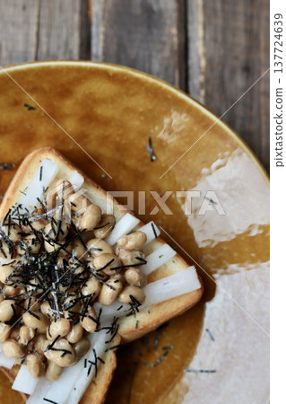 納豆吐司佐醃蘿蔔和海藻，用方形麵包製作。 137724639