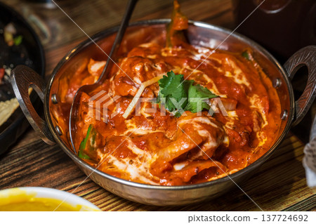 裝在傳統銅鍋中的各種濃郁印度咖哩 137724692