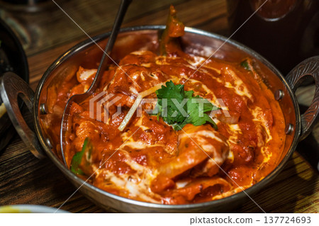 裝在傳統銅鍋中的各種濃郁印度咖哩 137724693