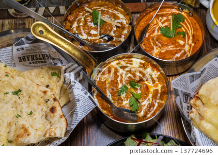 裝在傳統銅鍋中的各種濃郁印度咖哩 137724696