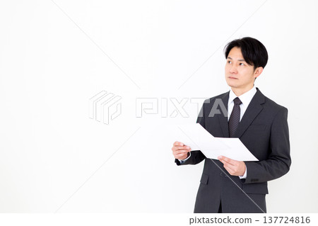 一位身穿西裝的中年商人正在看圖表。 137724816