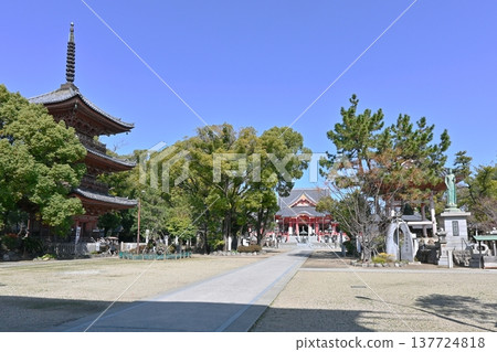 神木寺的三層寶塔與正殿 神木寺的三層寶塔與正殿 137724818