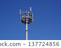 手機基地台天線在藍天的襯托下格外醒目。 137724856