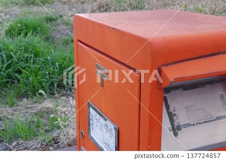 一個破舊的信箱 137724857
