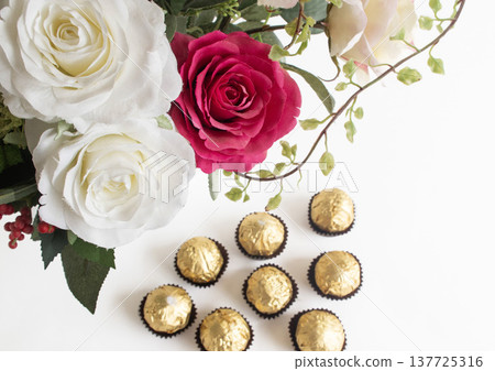 下午茶桌上擺放著鮮花和巧克力。 137725316