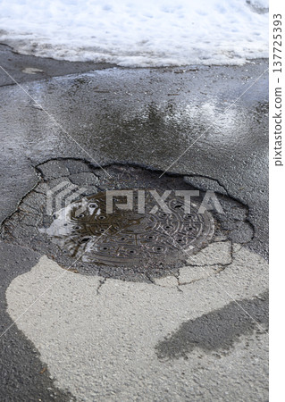collapsed manhole 137725393