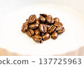 Roasted coffee beans 137725963