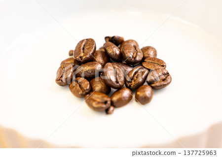 Roasted coffee beans 137725963