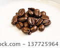 Roasted coffee beans 137725964