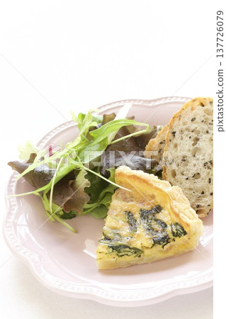 菠菜培根乳蛋餅和芝麻麵包 菠菜培根乳蛋餅和芝麻麵包 137726079