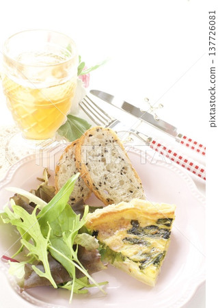 Spinach and bacon quiche and sesame bread Spinach and bacon quiche and sesame bread 137726081