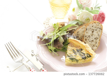 菠菜培根乳蛋餅和芝麻麵包 菠菜培根乳蛋餅和芝麻麵包 137726082