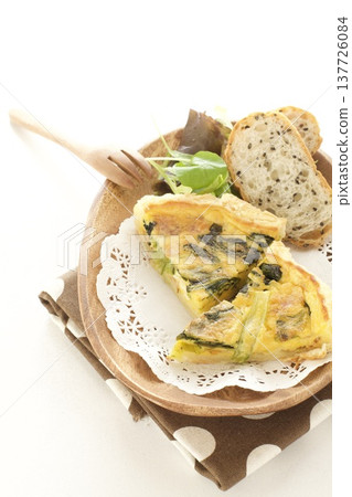 Spinach and bacon quiche and sesame bread Spinach and bacon quiche and sesame bread 137726084