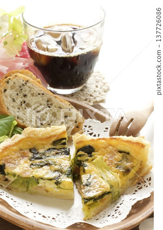 菠菜培根乳蛋餅和芝麻麵包 菠菜培根乳蛋餅和芝麻麵包 137726086