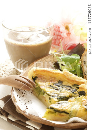 菠菜培根乳蛋餅和芝麻麵包 菠菜培根乳蛋餅和芝麻麵包 137726088