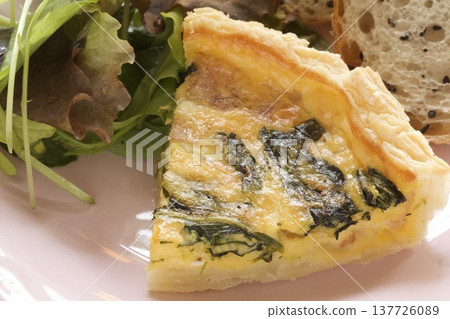 菠菜培根乳蛋餅和芝麻麵包 菠菜培根乳蛋餅和芝麻麵包 137726089