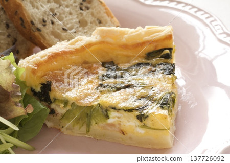 菠菜培根乳蛋餅和芝麻麵包 菠菜培根乳蛋餅和芝麻麵包 137726092