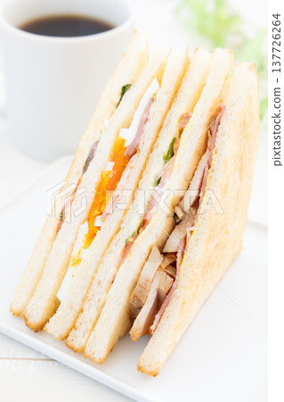 早餐是美味的俱樂部三明治和咖啡。 早餐是美味的俱樂部三明治和咖啡。 137726264