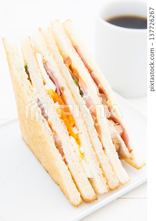 早餐是美味的俱樂部三明治和咖啡。 137726267