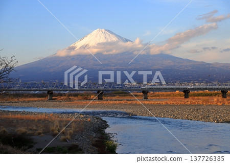 來自富士河河床的富士 來自富士河河床的富士 137726385