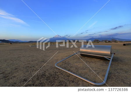 從運動場眺望富士山 137726386