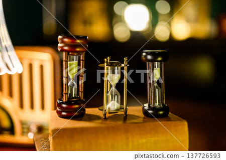 一排古董沙漏整齊排列。 一排古董沙漏整齊排列。 137726593