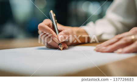 商人正在簽署合約（合約/協議圖片） 137726683