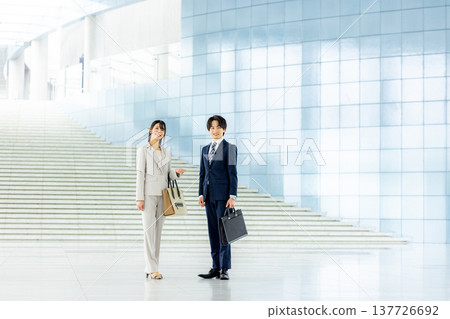 年輕的商人在辦公大廳交談 137726692