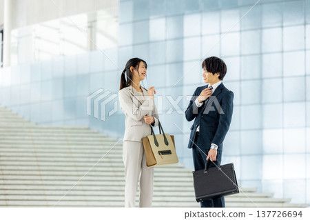 年輕的商人在辦公大廳交談 137726694