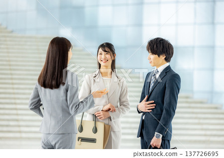 辦公室裡的年輕女商人 137726695