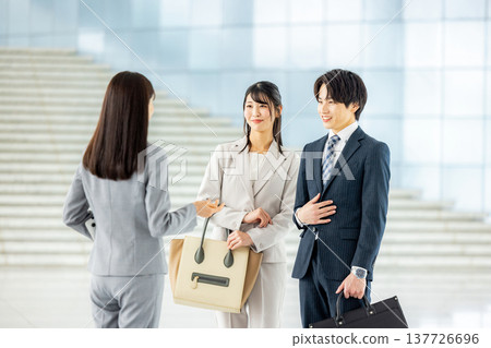 辦公室裡的年輕女商人 137726696