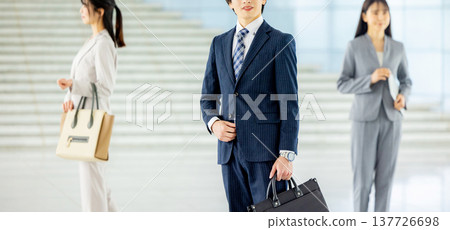 辦公室裡的年輕女商人 137726698