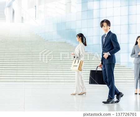 辦公室裡的年輕女商人 137726701