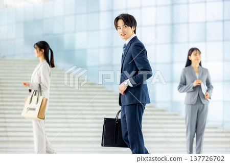 辦公室裡的年輕女商人 137726702