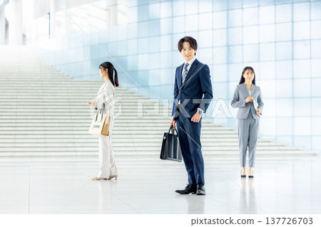 辦公室裡的年輕女商人 137726703