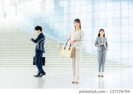 辦公室裡的年輕女商人 137726704