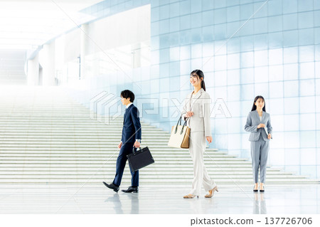 辦公室裡的年輕女商人 137726706