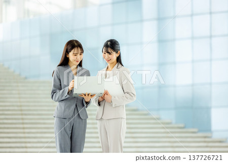 辦公室，2名女性 137726721