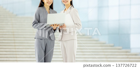 辦公室，2名女性 137726722