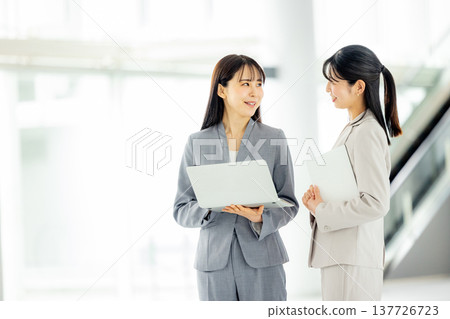 辦公室，2名女性 137726723