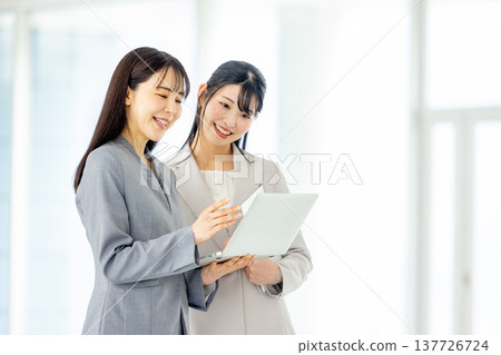 辦公室，2名女性 137726724