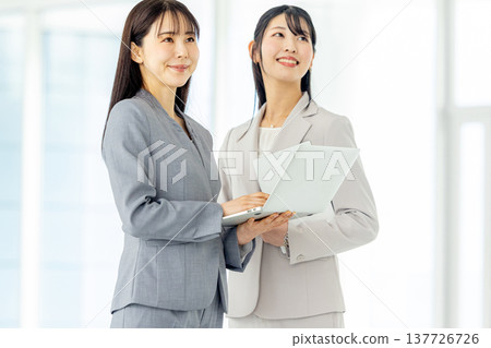 辦公室，2名女性 137726726