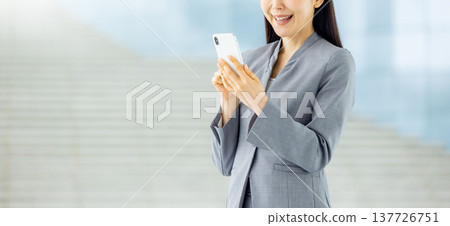 Young business woman, smartphone Young business woman, smartphone 137726751