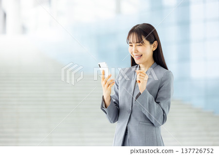 Young business woman, smartphone Young business woman, smartphone 137726752